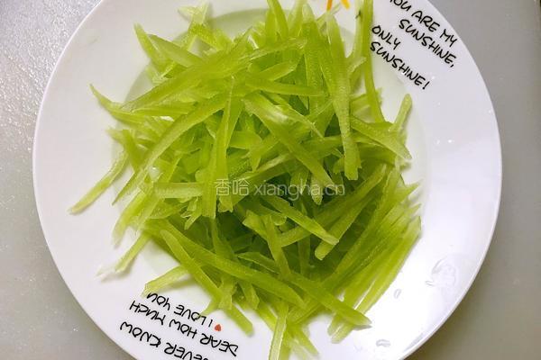 凉拌莴笋丝的做法图解1