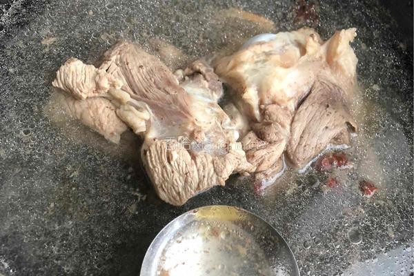 酸菜炖大骨棒的做法图解4