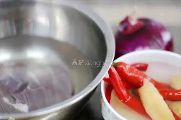 洋葱炒猪肝的做法图解1