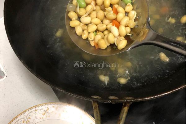 肉丁炒黄豆粒的做法图解2