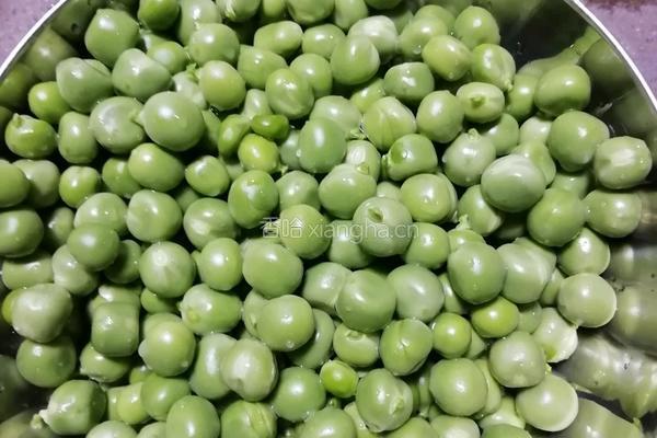 素炒豌豆的做法图解1