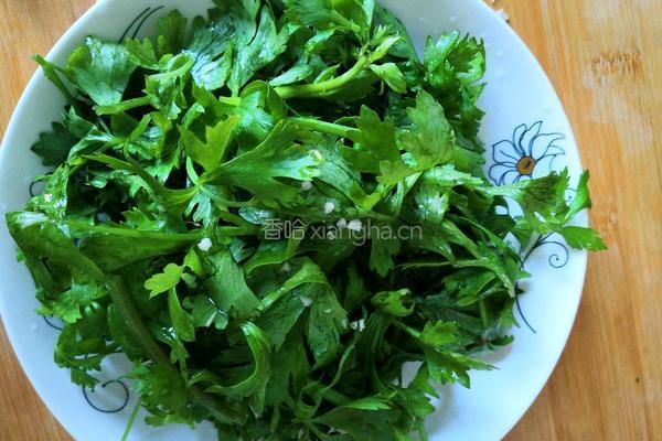 凉拌芹菜叶的做法图解1
