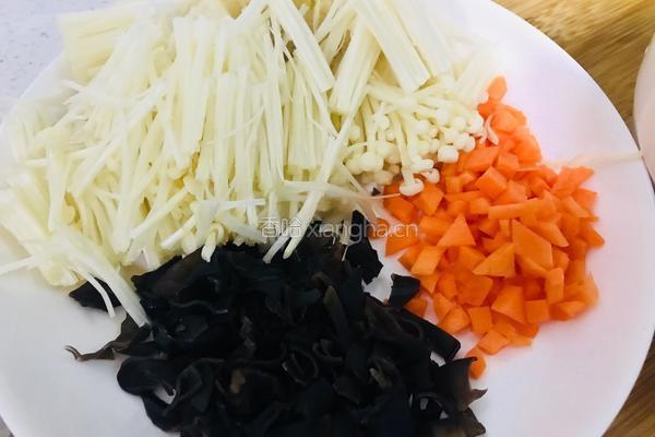 西红柿金针菇汤的做法图解1