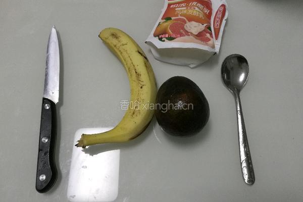 牛油果香蕉酸奶搭配奶昔的做法图解1