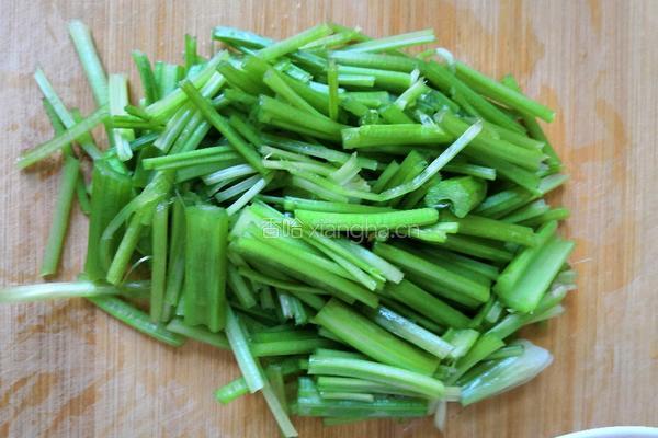 芹菜豆腐皮的做法图解2