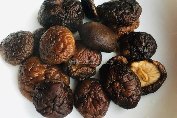 香菇栗子鸡爪汤的做法图解3