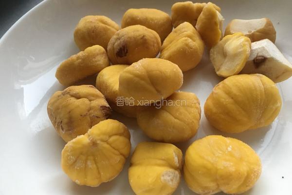 香菇栗子鸡爪汤的做法图解4