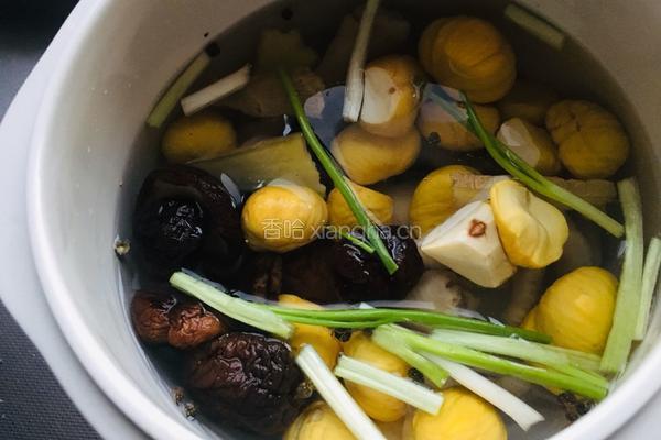 香菇栗子鸡爪汤的做法图解7