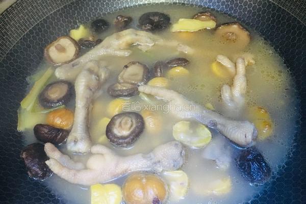 香菇栗子鸡爪汤的做法图解8
