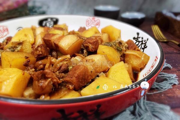 红烧肉炖土豆酸菜的做法图解11