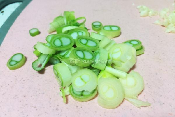 红烧肉炖土豆酸菜的做法图解2