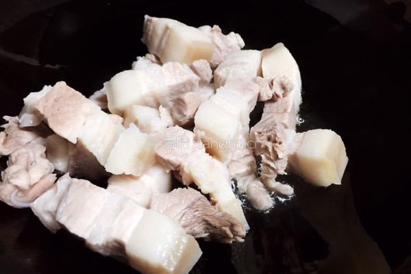 红烧肉炖土豆酸菜的做法图解4