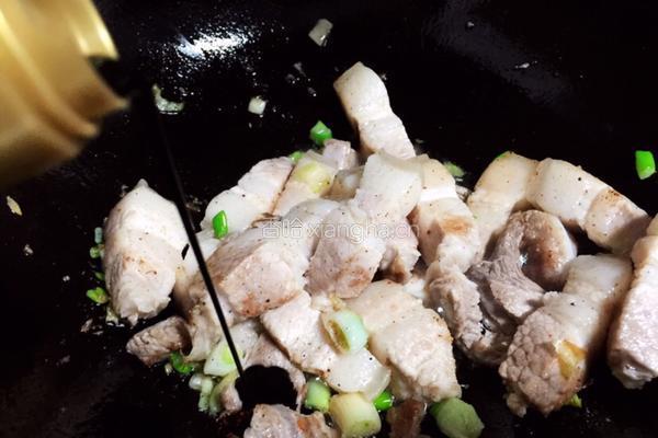 红烧肉炖土豆酸菜的做法图解6
