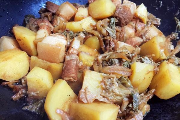 红烧肉炖土豆酸菜的做法图解10
