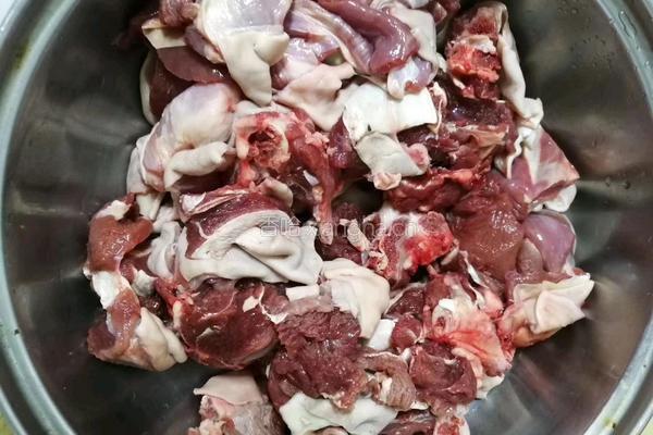 黑山羊肉煮客家黄酒的做法图解1