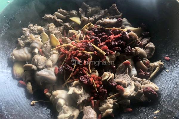 黑山羊肉煮客家黄酒的做法图解3