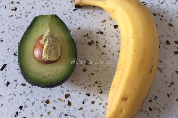 牛油果香蕉奶昔的做法图解2