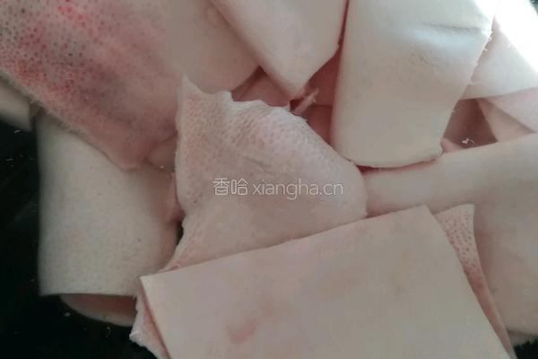 肉皮冻的做法图解1