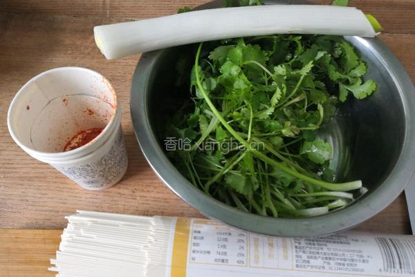 香菜拌面的做法图解1
