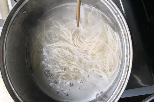 香菜拌面的做法图解3
