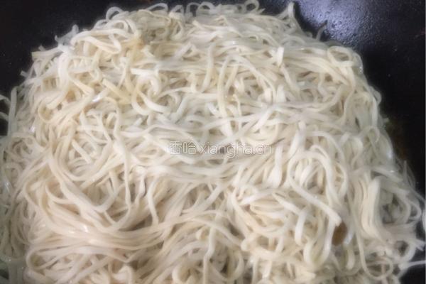 豆角土豆蘑菇肉焖面的做法图解5