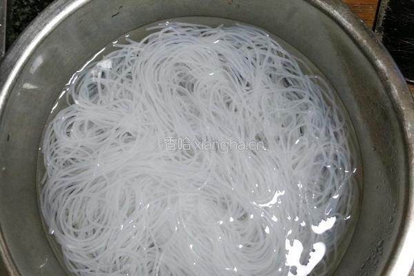 酸菜粉丝汤的做法图解1