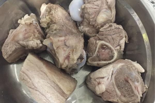 大骨酸菜粉条的做法图解1