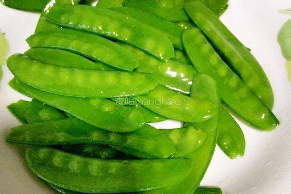 荷兰豆炒腊肠的做法图解7
