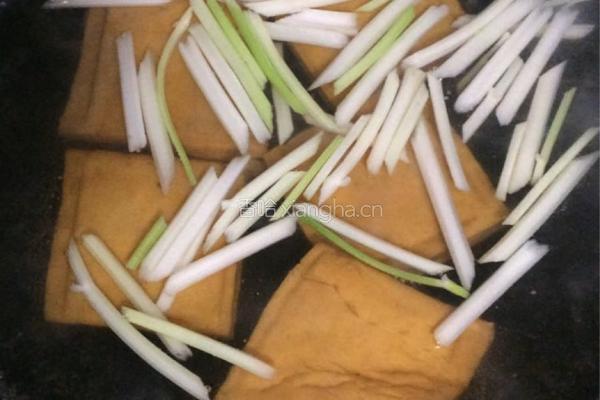 芹菜炒豆干的做法图解1