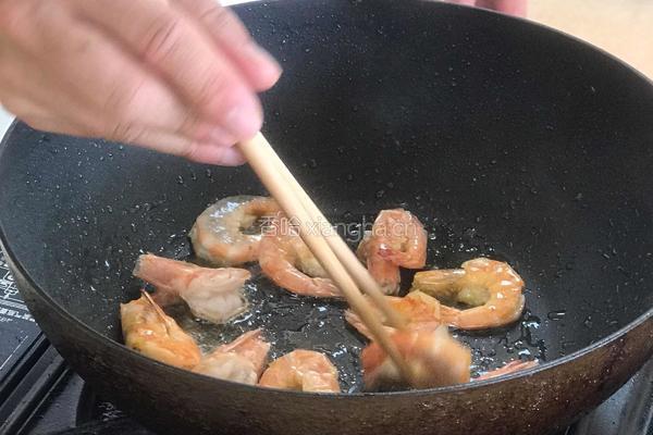 劲葱劲蒜鲜虾粉丝煲的做法图解4