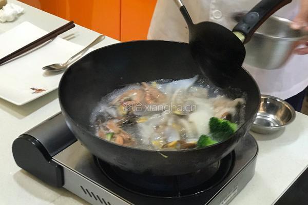 海鲜芝士焗饭的做法图解1