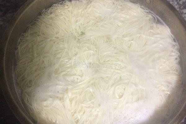 酸菜肉丝面的做法图解2