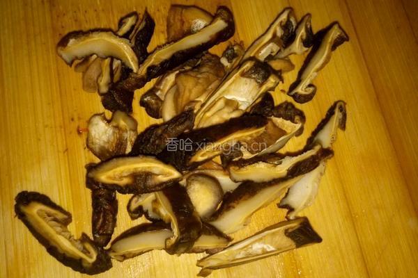 香菇番茄鸡蛋面的做法图解2