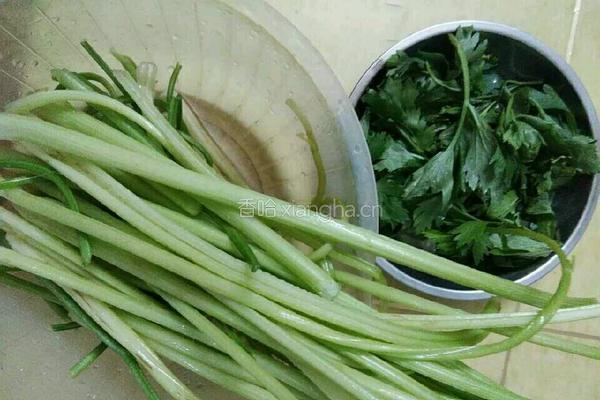 腊肉炒芹菜的做法图解2