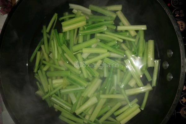 芹菜炒粉条儿的做法图解4