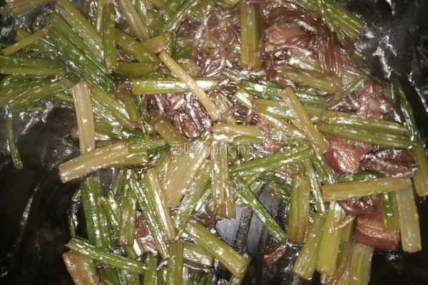 芹菜炒粉条儿的做法图解8