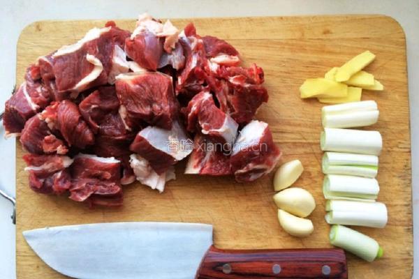 土豆烧牛肉的做法图解1