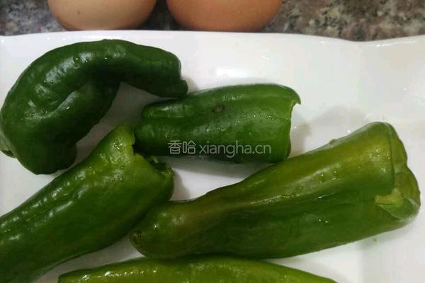 青椒炒鸡蛋的做法图解1