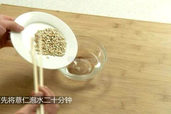 百合薏仁粥的做法图解1