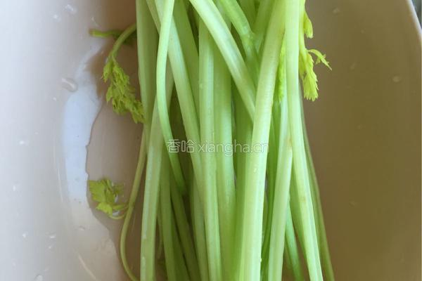 香芹炒肉的做法图解2