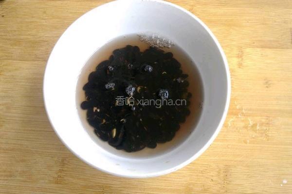 黑豆大枣粥的做法图解1