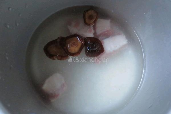 香菇排骨粥的做法图解2