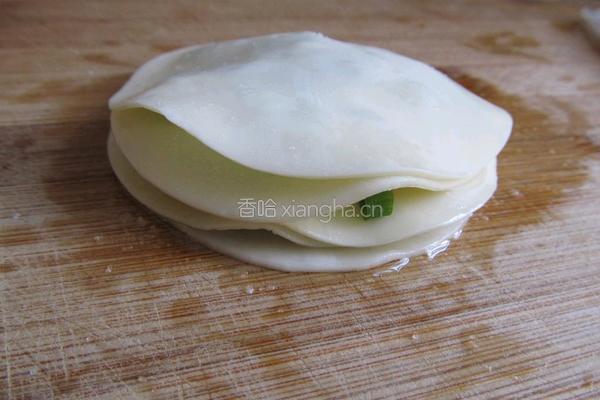 饺子皮葱油饼的做法图解3