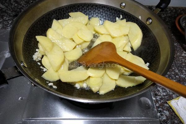 蒜蓉炒土豆的做法图解4