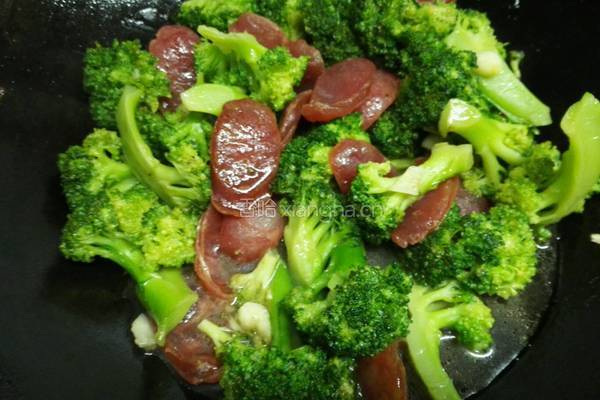 西兰花炒腊肠的做法图解9