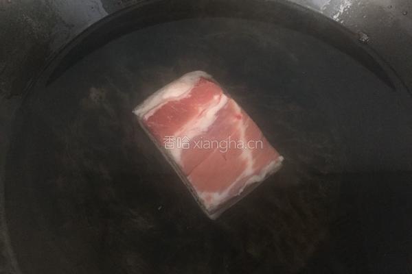 青蒜炒肉的做法图解1