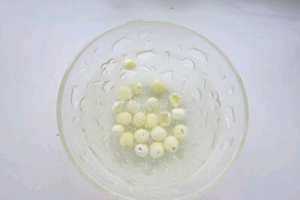 银耳粥雪梨粥的做法图解1