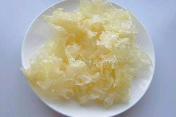 银耳粥雪梨粥的做法图解2