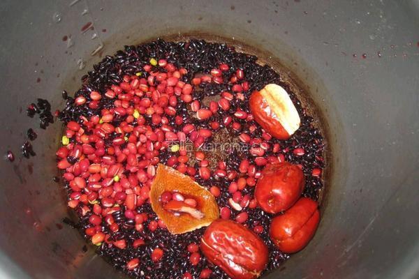 黑米红豆红枣粥的做法图解2