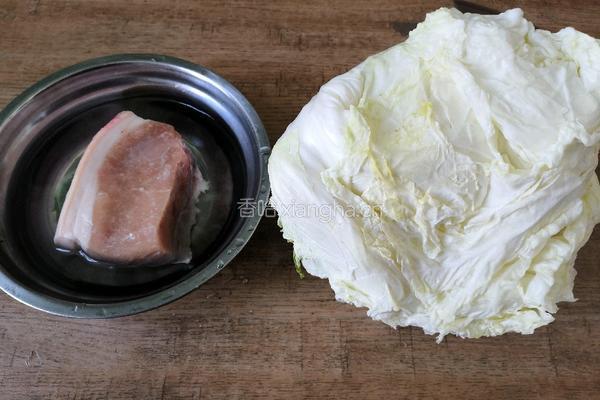 白菜炒肉的做法图解1